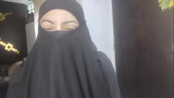 Istri Arab Amatir Yang Sangat Bergairah Memancarkan Air Di Niqab Sambil Masturbasi Saat Suami Sedang Sholat