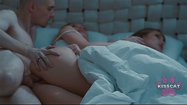 Bokap Tiri Gagahi Dan Crot Dalam Anak Tirinya, Jessie Ames, Di Ranjang Yang Sama Saat Ibunya Nonton?