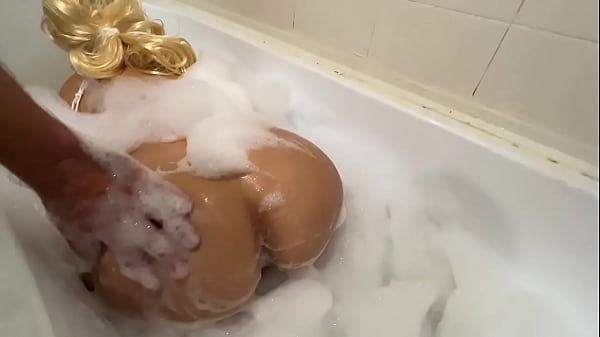 Anak Tiri Masuk Ke Kamar Mandi Ibunya Dan Membantu Mandi, Lalu Mereka Berhubungan Dari Belakang Dan Dia Menghisapnya