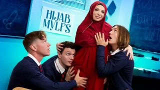 Butuh Wanita Sejati Untuk Melayani Tiga Pria Sekaligus Dengan Berhijab