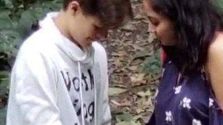 Cewek Nri Goyang-goyang Kontol Pacarnya