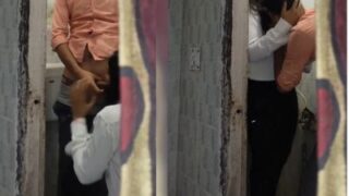 Gadis 18 Tahun Mengocok Kontol Di Kamar Mandi Kampus