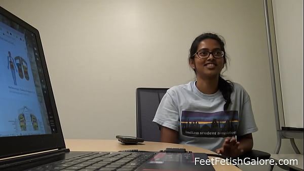 Kaki Merah Mulus Mahasiswi India Yang Menggoda