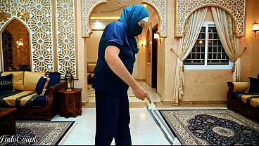 Pembantu Hijab Indonesia Disuruh Ngentot Sama Majikan, Ngulum Kontol Sampai Habis.