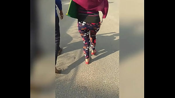 Pantat Besar Menggoda Berjalan Di Jalanan, Cewek India Menggairahkan