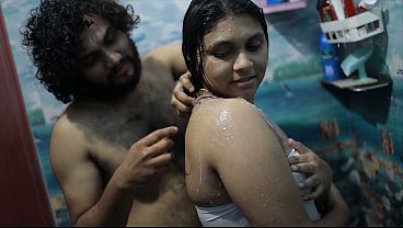 Cewek India Mandi Air Panas, Kakak Adik Main Seru