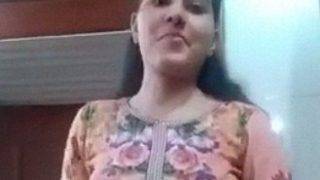 Cewek Pramugari Pakistan Buka Baju Sendirian, Bikin Makin Panas