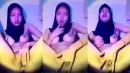 Toket Bulat Berhijab, Jari-jarinya Sibuk Colmek.