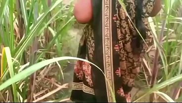 Ibu Tiri Sama Anak Tiri Ngentot Di Luar Rumah Kampung, Suara Desahan Panas Bikin Tetangga Dengar.