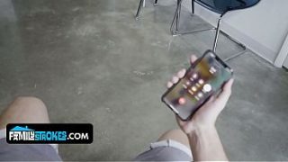 Brutal! Si Tiri Coklat Montok Relain Biarkan Kakak Tirinya Yang Sangean Ngegenjrang Lubang Memeknya Yang Sempit.