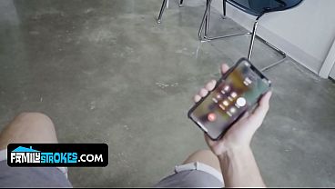 Brutal! Si Tiri Coklat Montok Relain Biarkan Kakak Tirinya Yang Sangean Ngegenjrang Lubang Memeknya Yang Sempit.