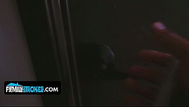 Montok Menggairahkan, Kakak Tiri Layla London Biarin Adik Tiri Ngewe Memek Sempitnya.