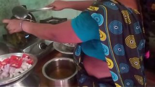 Ibu Rumah Tangga India Masak Bercinta Sama Pacar Di Dapur.