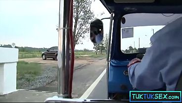 Ibu-ibu Thailand Liar Diangkut Dari Jalan, Digiring Naik Motor Buat Main-main.