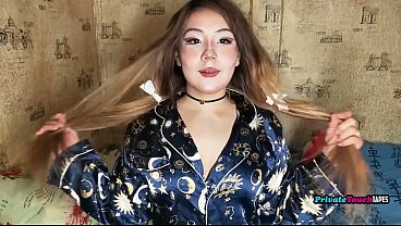 Gadis Gemoy Rusia Paha Gede Mainin Memek Sempitnya Sambil Dildo Nancep Di Dalem