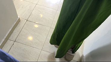 Nonton Bokep Tukang Ledeng Sama Temennya Ngencrotin Nyonya Rumah Biar Benerin Kran, Body Montok, Suara Jelas, Dialog Bikin Horny.