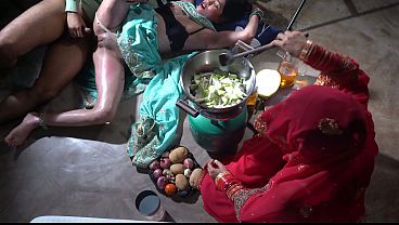 Ibu Tiri Dapur India, Siap Dimasak Bareng, Sambil Nungguin Sate Panas Di Lidah, Desi Hot Mom Bikin Makin Basah.