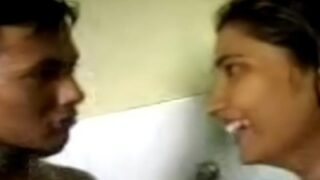 Video Mesum Pasangan Kuliah Di Kamar Mandi, Gaya Desi Bikin Makin Panas.