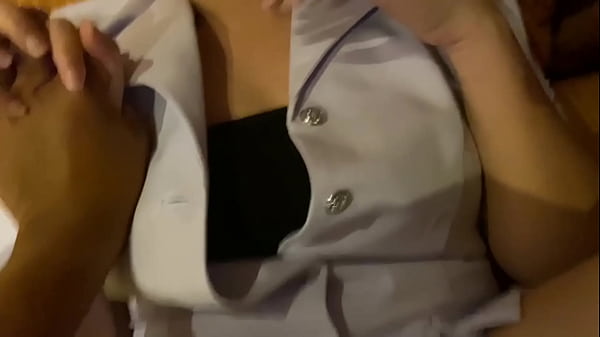เย็ดกับเพื่อนใส่ชุดพยาบาลแตกคาซะมิด ครางโครมดังจนเพื่อนบ้านได้ยิน