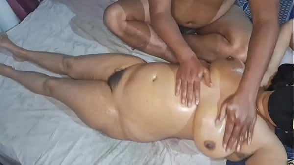 Desi Bhabhi Telah Bugil Total, Pijat Panas Bikin Merem Melek