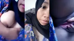 Cewek Hijab Cantik Buka Paha, Tunjukin Memek Basah Tembem Siap Digenjot.