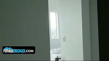 Ibu Tiri Pirang Seksi Daisy Stone Disemprot Air Mani Kakak Tiri Yang Horny