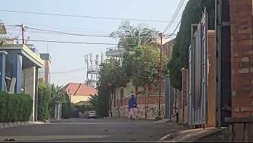 Astaga, Ibu Arab Itu Colmek Di Luar Rumah Dekat Jalan Raya, Bikin Malu!